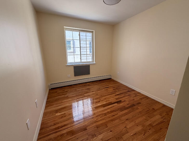 Building Photo - 1039 E 223rd St