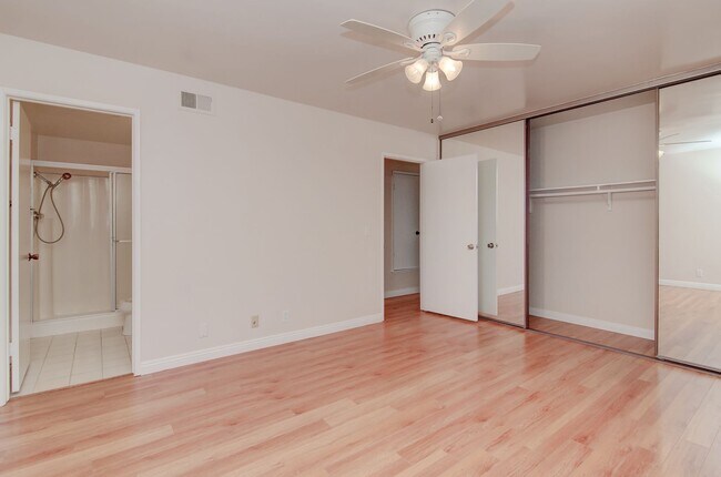 Building Photo - Spacious End-Unit 2 Bed, 2 Bath with Den For Lease in Irvine