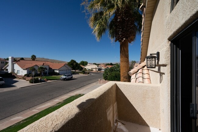 Building Photo - Spacious 6 Bedroom Home with a Balcony!