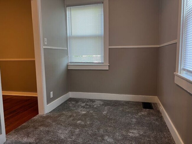 Building Photo - 2 Bedroom with All Utilities included Close to ISU