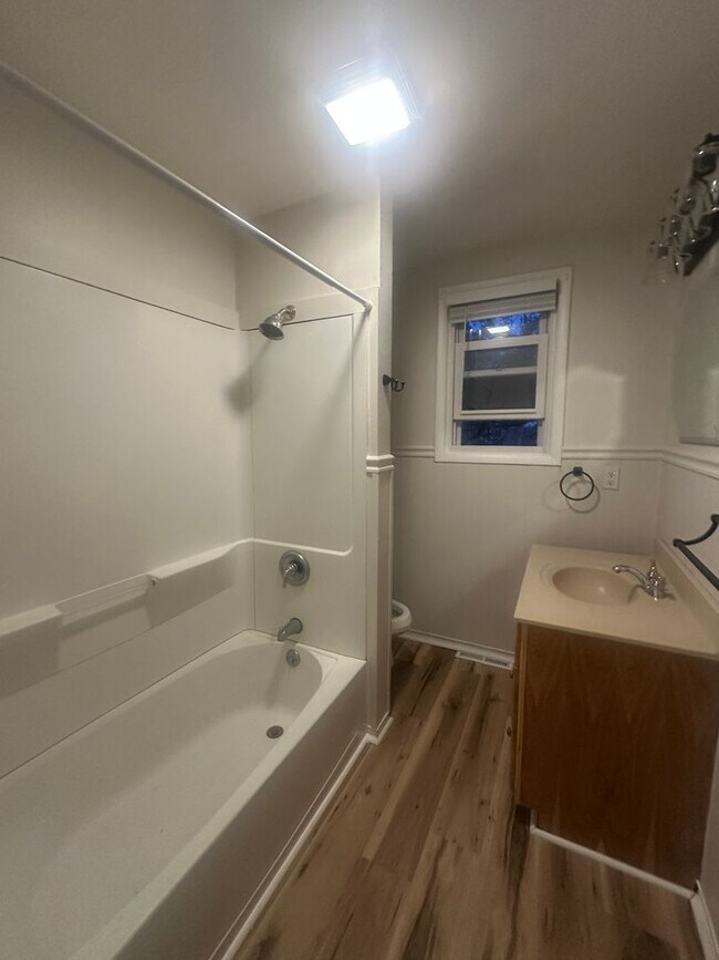 Building Photo - NE Roanoke 2BR