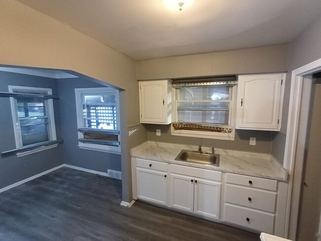 Building Photo - 3 bedroom 1 bath bungalow now available! -...