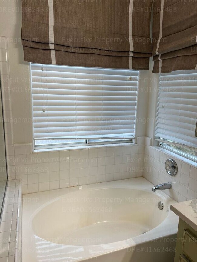 Building Photo - Stunning 4-bedroom, 3 bathroom home located in the westside of Bakersfield this spacious house of...