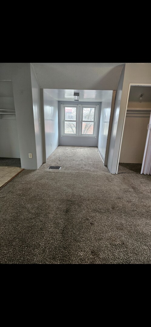 Building Photo - 3 bedroom 2 bath home Single Family Home