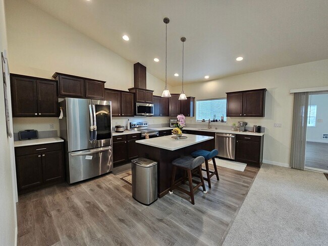 Building Photo - Spacious 4-bedroom Retreat