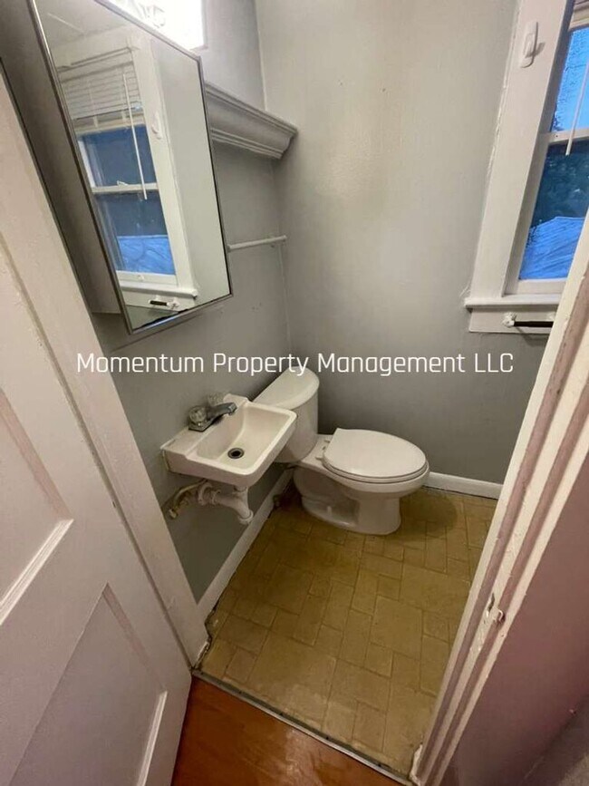 Building Photo - Beautiful One Bedroom One Bath- AVAILABLE FOR IMMEDIATE MOVE IN!!