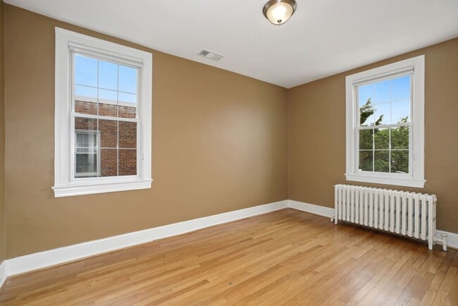 Building Photo - Available Now! 4 Bedroom  3.5  Bathroom Townhouse //Woodley Park// Garage, Driveway & 3 Levels of...