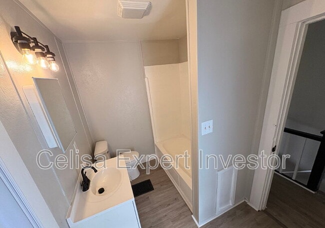 Building Photo - 425 Greenlawn Ave