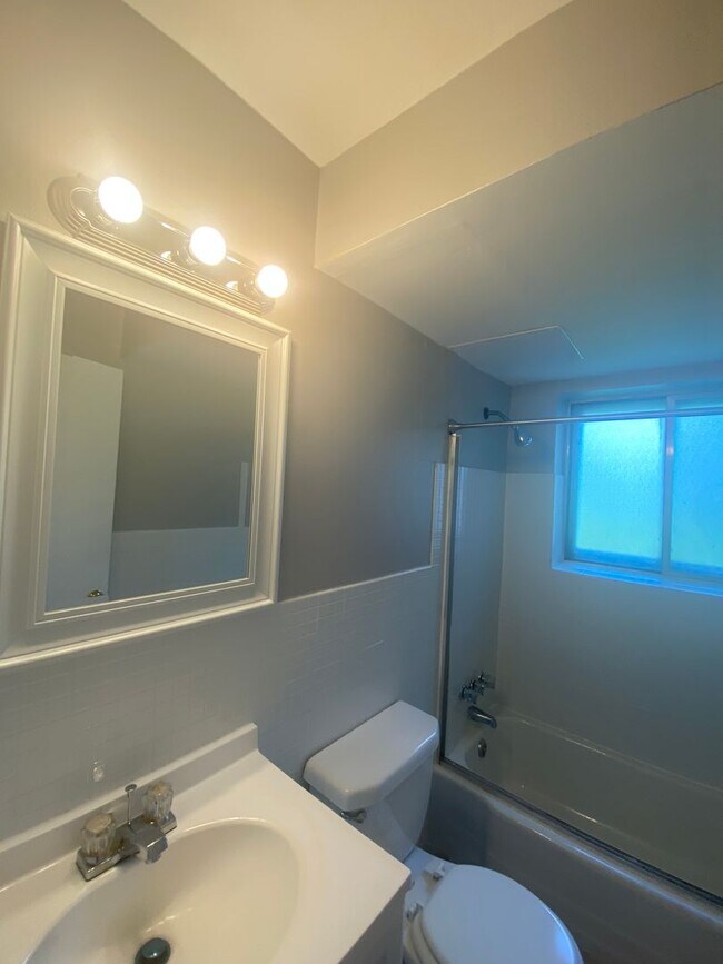 Building Photo - Renovated 2 Bed 1 Bath 1ST FLOOR!