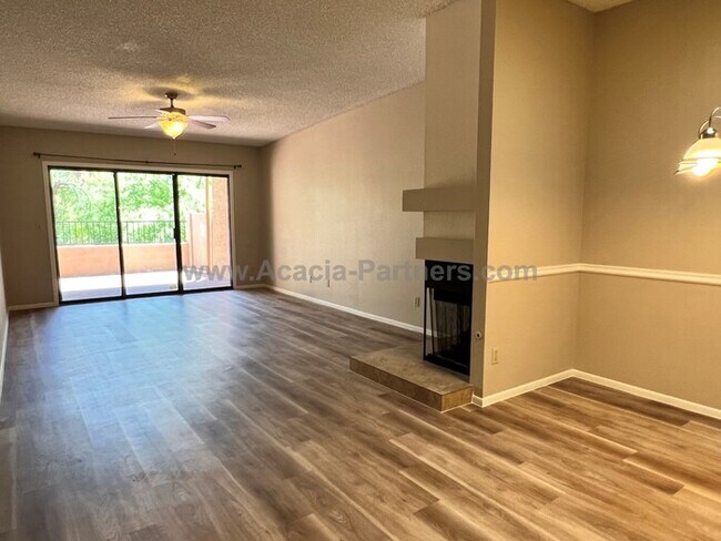 Building Photo - 2 Bdrm/2Bth Townhome