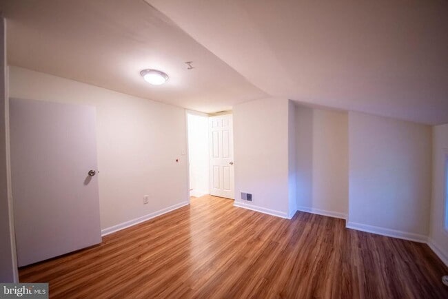 Building Photo - 913 W Lombard St