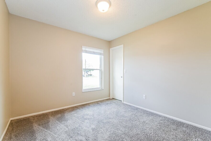 Building Photo - 1012 Hornbeam St