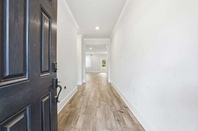 Building Photo - Newer 5BR Home in Peachtree City with Open Layout and Golf Cart Access