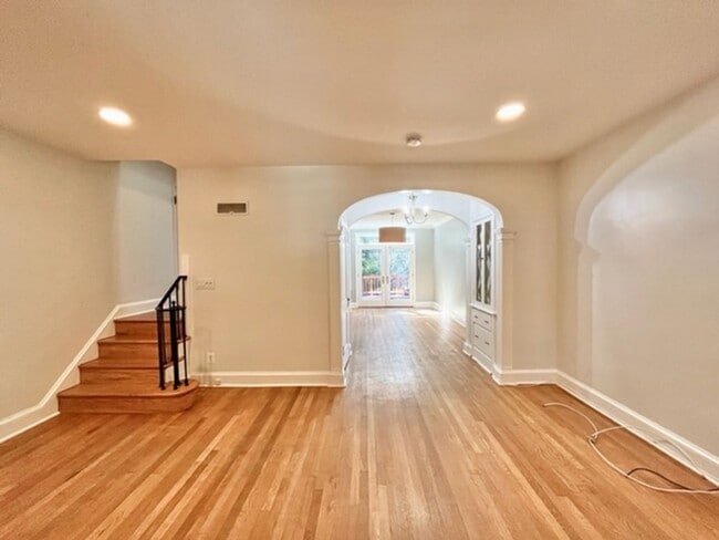 Building Photo - Great 4 BR 3 BA townhouse in great quiet s...