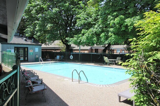 Building Photo - Fully Remodeled 3 Bedroom/2.5 Bathroom Lak...