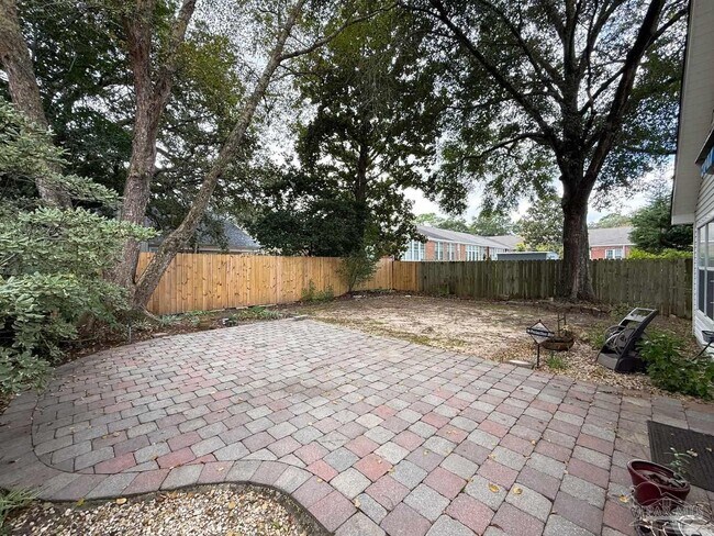 Building Photo - 1039 E Maxwell St