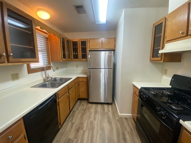 Building Photo - 2 Bedroom Greenbriar Condo!