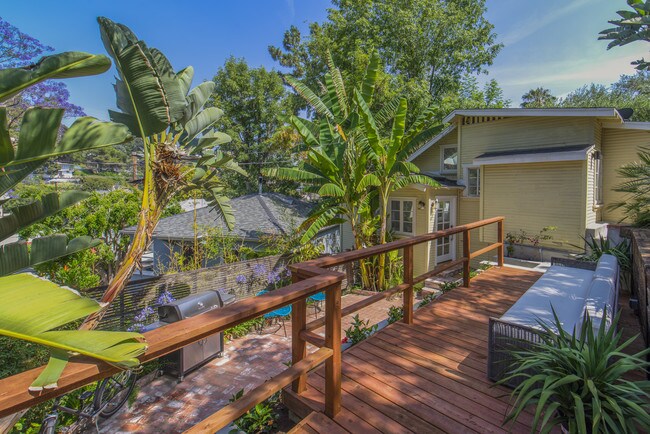 Private sun deck - 6122 Glen Tower St