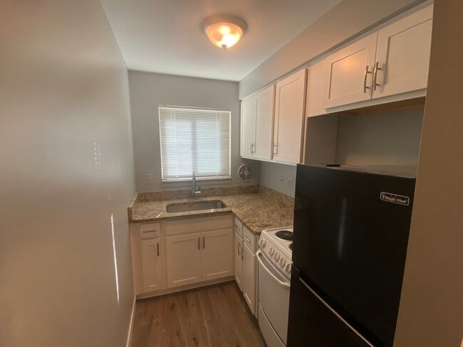 Building Photo - Walking distance to Downtown Birmingham!