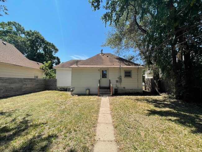 Building Photo - 2 bed, 1 bath with fenced in yard