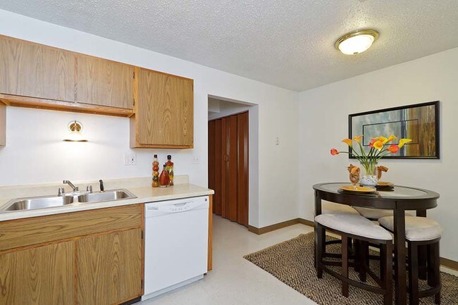 Building Photo - 2039 Essex Dr