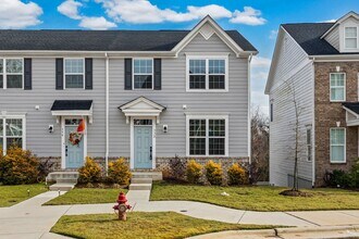 Building Photo - Like new 3-bed, 2.5 bath townhome in Cramerton Mills Parkway!