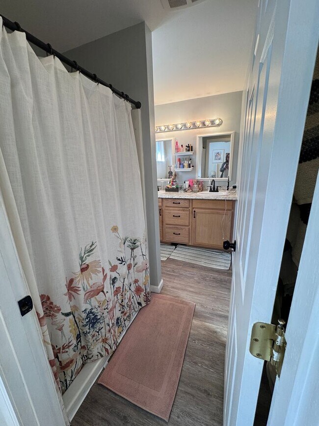 Building Photo - Centrally Located 3/2 Home in Central Kits...