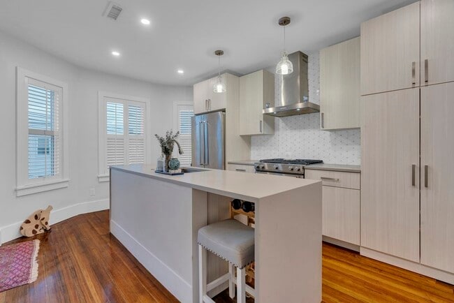 Building Photo - 351 Centre St