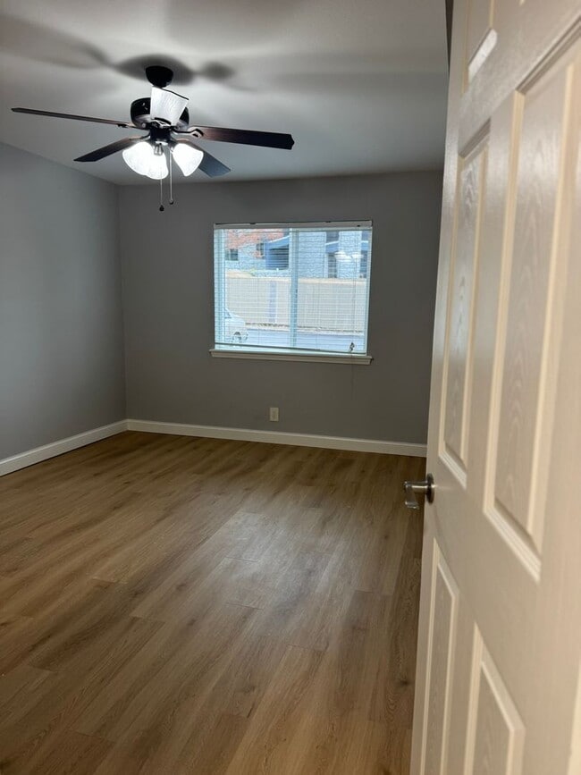 Building Photo - NEWLY RENOVATED 1 bed, 1 bath ground level condo!