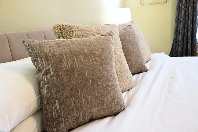 Building Photo - 611 S Orleans Ave