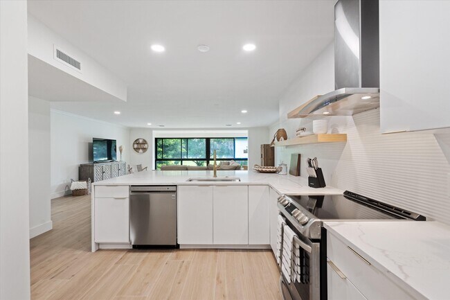 Building Photo - 2810 Polo Island Dr