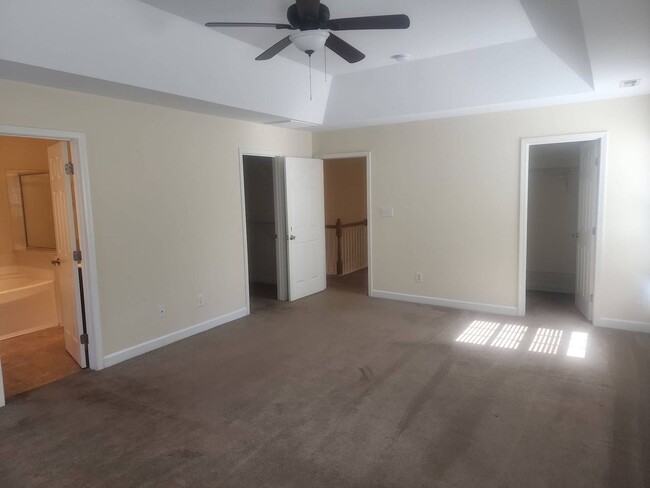 Building Photo - Spacious 4-Bedroom, 3-Bathroom Home in a L...