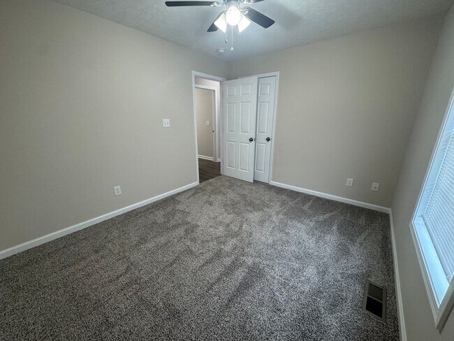 Building Photo - Spacious 3 bedroom, two bathroom home clos...