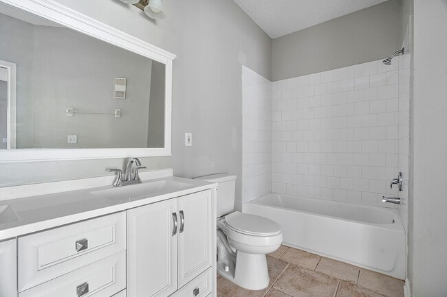 Building Photo - 2 bedroom/ 2 bathroom condo on Southside!