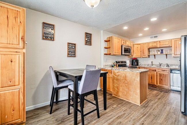 Building Photo - Fantastic Townhome Available in Thornton!