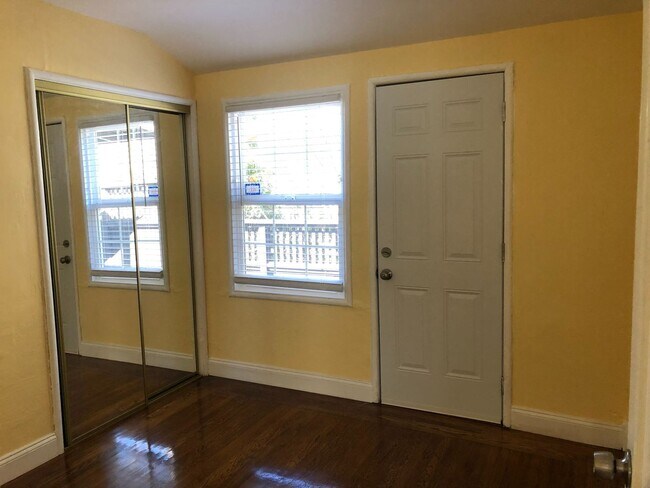 Building Photo - Lovely 3 Bed, 1 Bath, Home in Berkeley, with Hardwood Floors