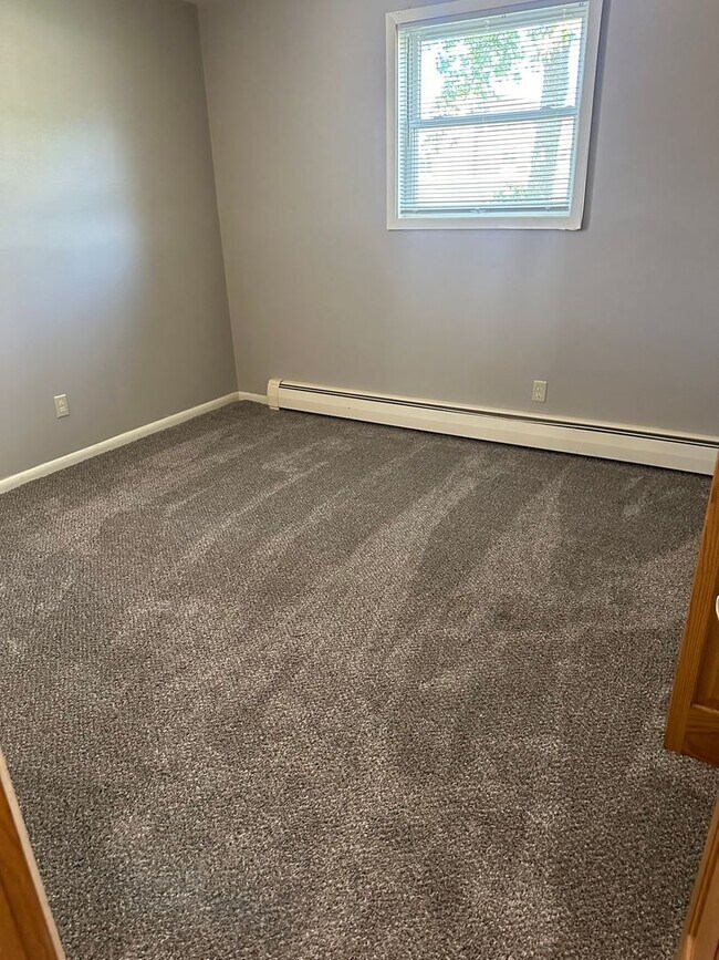 Building Photo - Two Bedroom Apartment with Detached Garage