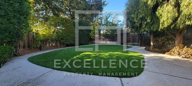 Building Photo - Spacious 5/3 Home With Fully Updated Kitchen, Over 2500SF of Space, Pets Negotiable