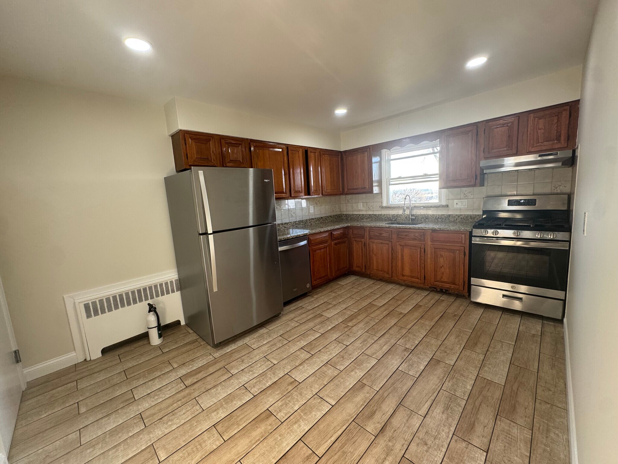 Building Photo - 646 Fairview Ave