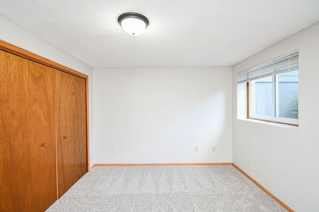 Building Photo - 705 N Montgomery Ct