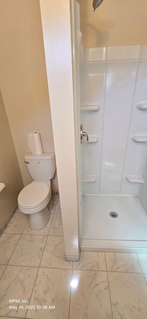 Building Photo - 4 Bedroom 2 bath home with 2 car garage, y...
