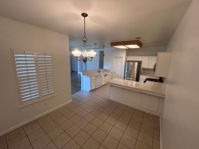 Building Photo - 3 bedroom 2 bath in Lemoore with SOLAR!