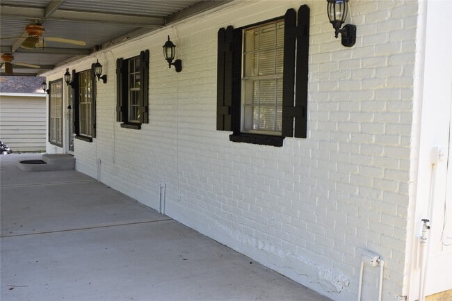 Building Photo - 302 Arrowhead Dr