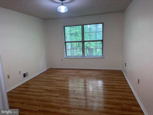 Building Photo - 65 Cheverny Ct