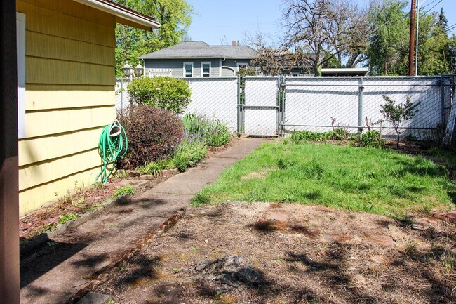 Building Photo - 310 16th St SE