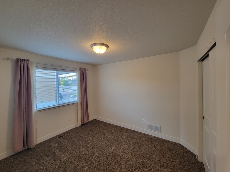 Building Photo - 1566 Driftline Dr