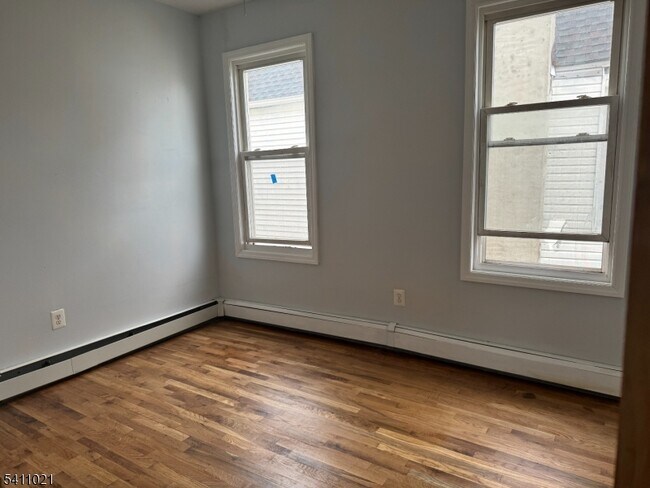 Building Photo - 590 Hawthorne Ave