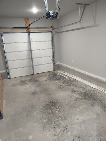 Building Photo - 227 E Oak St