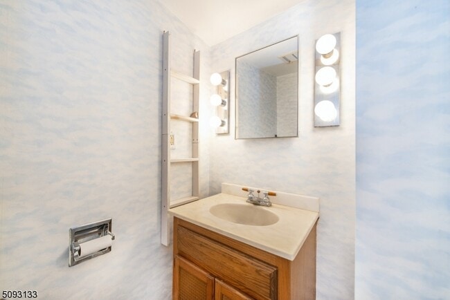 Building Photo - 21 E Shore Rd