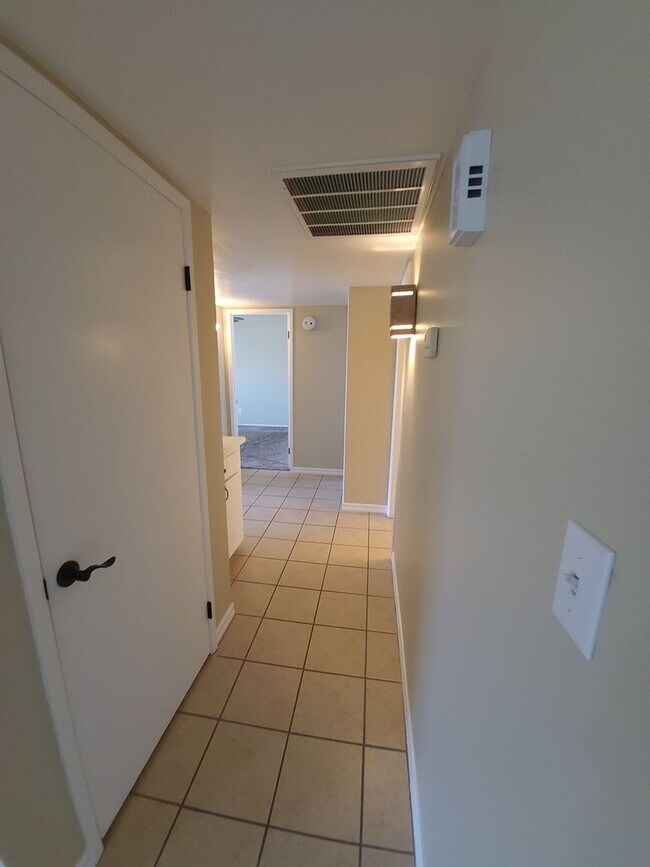 Building Photo - EXCELLENT HOME WITH MOUNTAIN VIEWS!